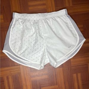 Nike dri-fit women’s white land gray star print sport shorts size L